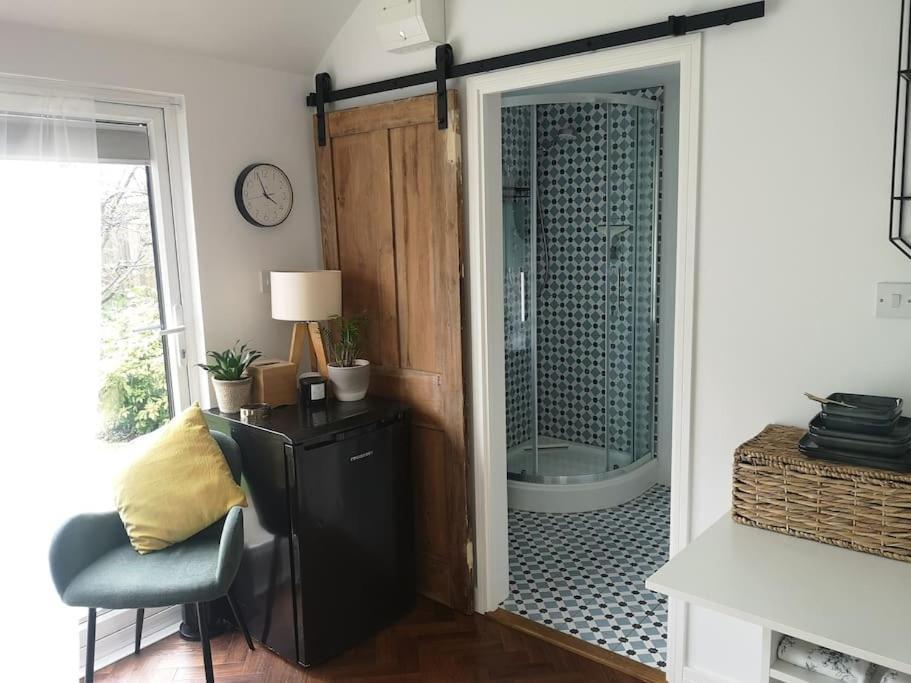 Stylish Apartment In Horsham With Parking And Own Entrance 외부 사진