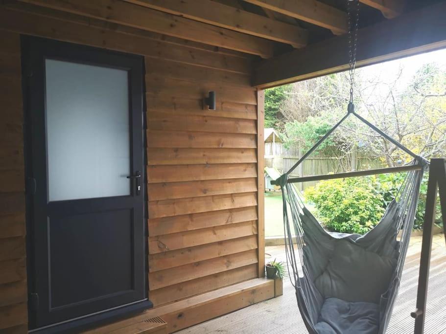 Stylish Apartment In Horsham With Parking And Own Entrance 외부 사진
