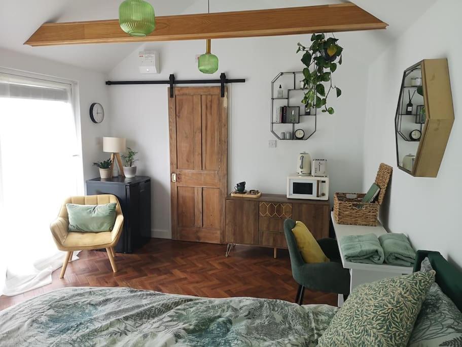 Stylish Apartment In Horsham With Parking And Own Entrance 외부 사진