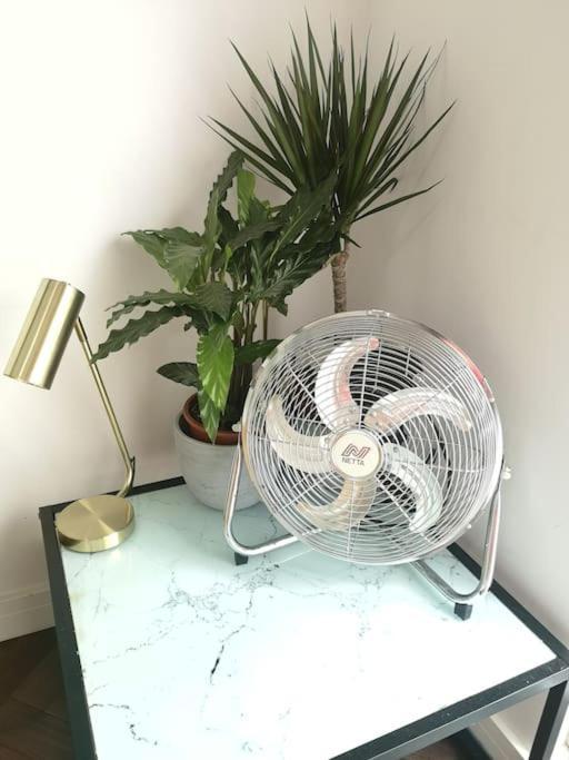 Stylish Apartment In Horsham With Parking And Own Entrance 외부 사진