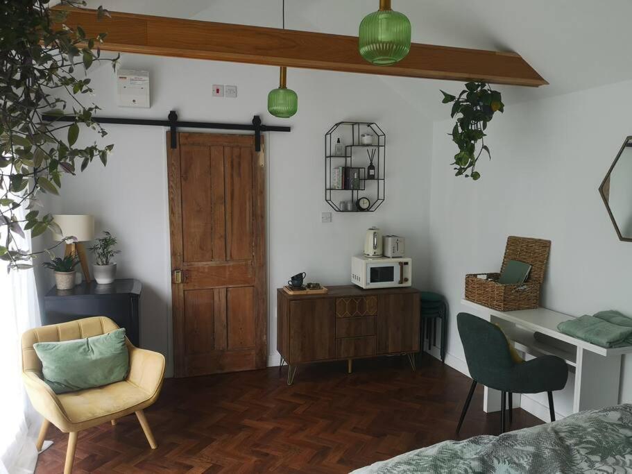 Stylish Apartment In Horsham With Parking And Own Entrance 외부 사진