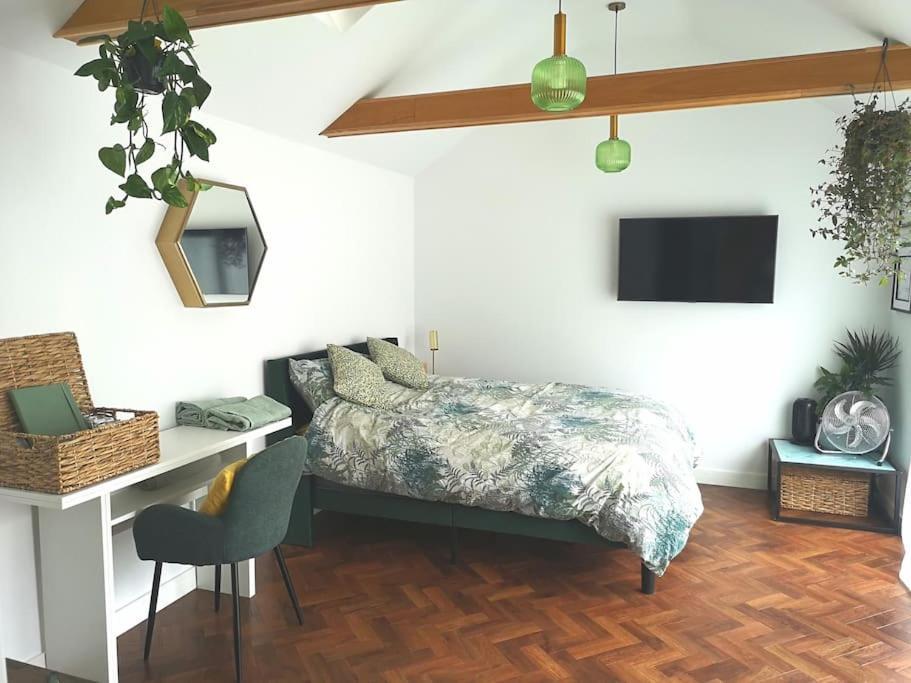 Stylish Apartment In Horsham With Parking And Own Entrance 외부 사진