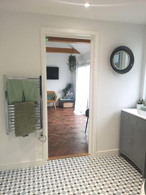 Stylish Apartment In Horsham With Parking And Own Entrance 외부 사진